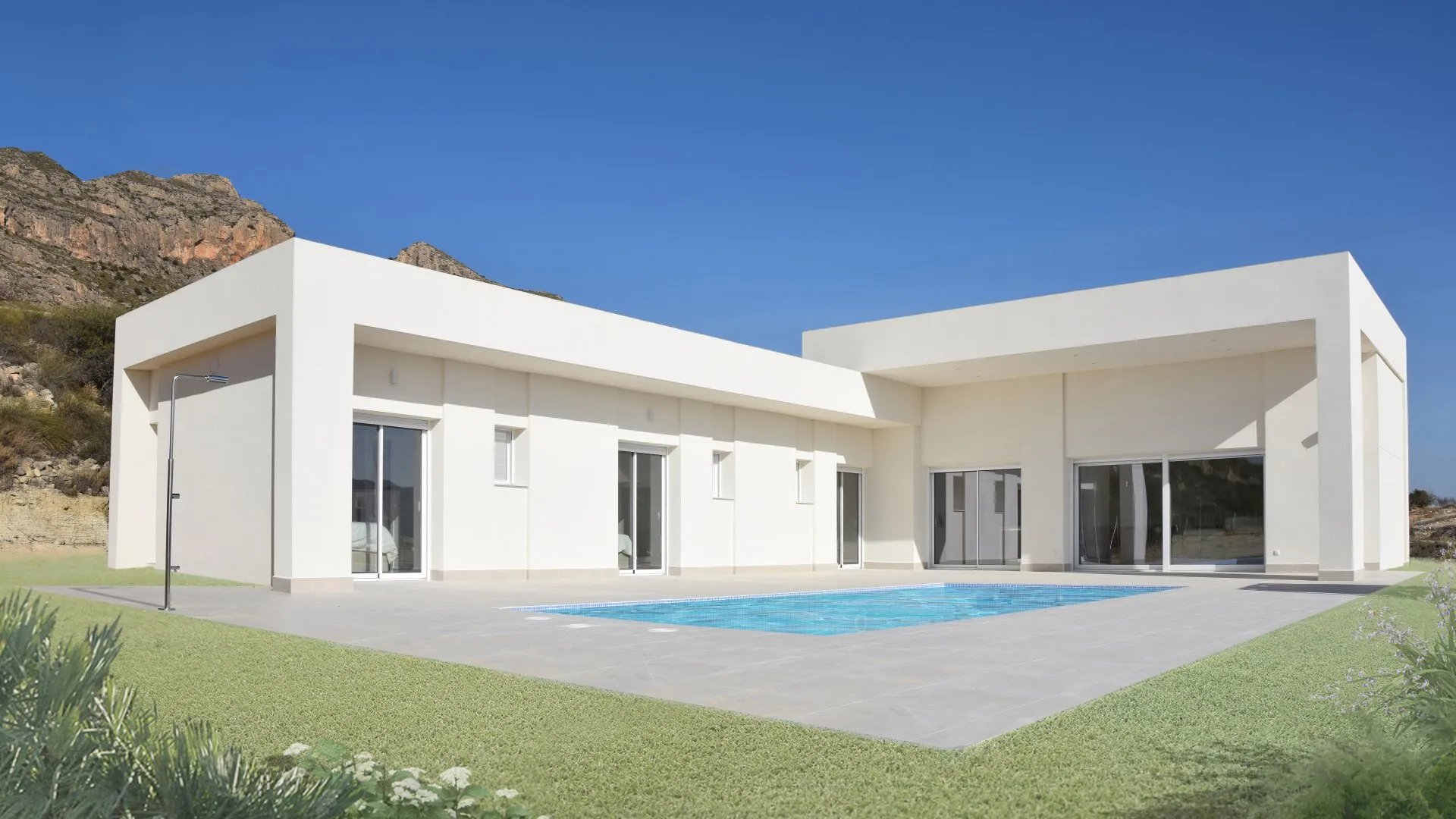 Located in the charming town of La Romana, this detached villa offers a perfect combination of comfo