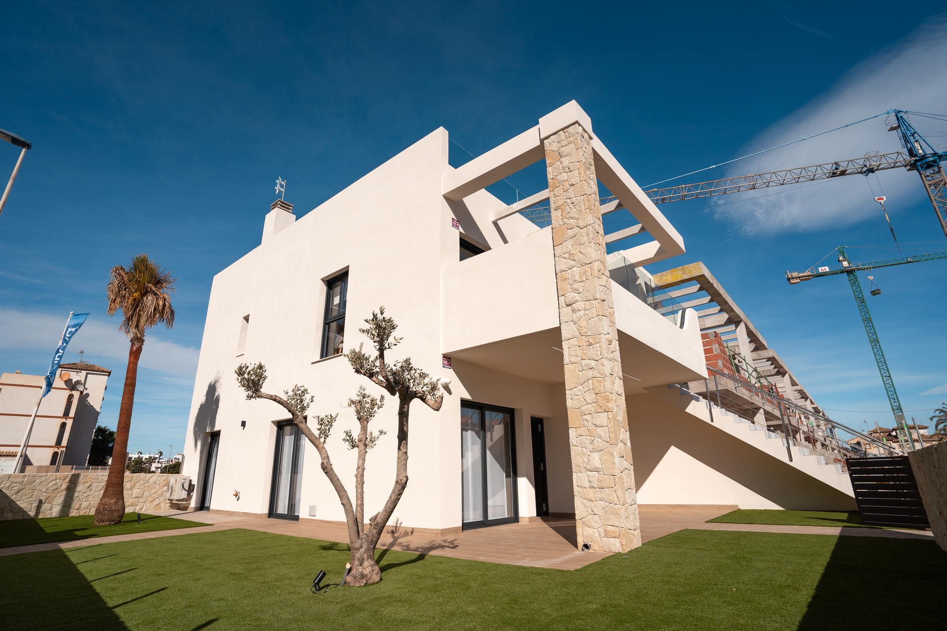 Located in the charming town of Pilar de la Horadada, this residential complex offers a selection of