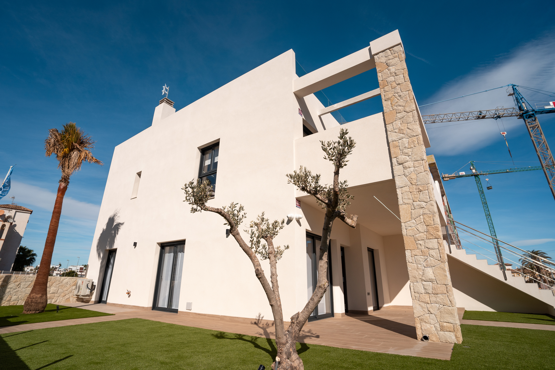Located in the charming town of Pilar de la Horadada, this residential complex offers a selection of