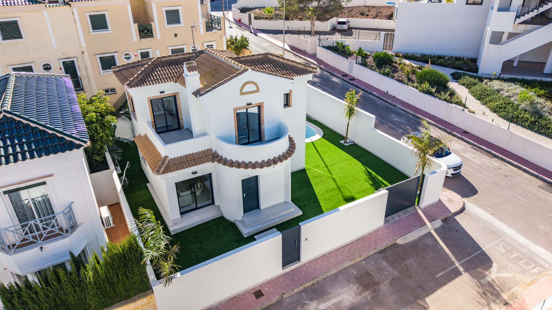 Located in the beautiful area of Orihuela Costa, this exclusive villa offers a unique opportunity to - Image 1