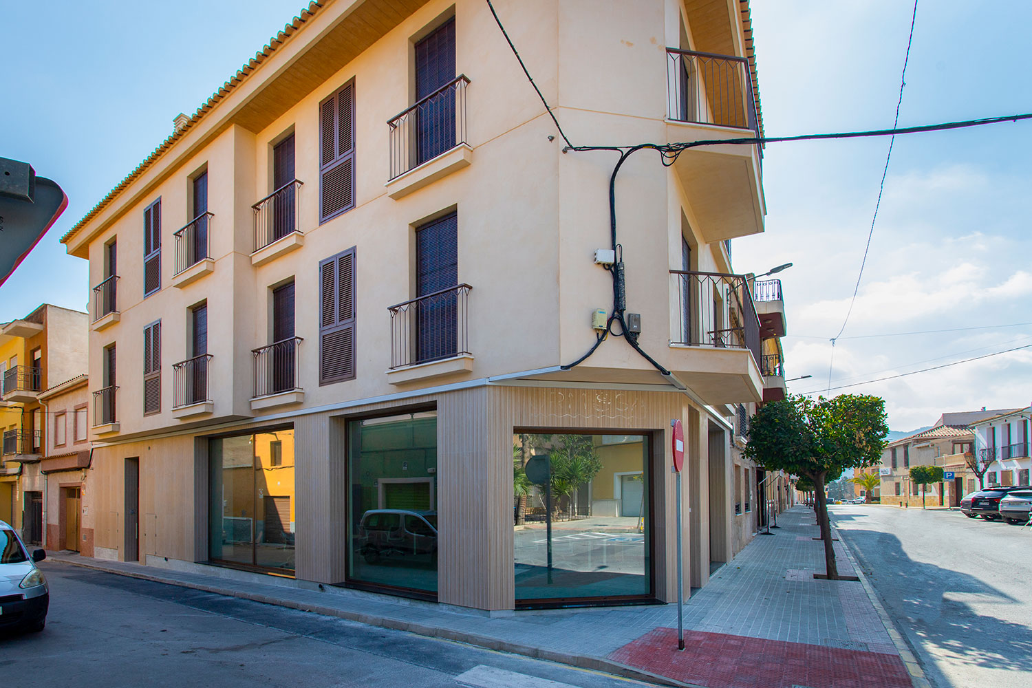 Located in the charming municipality of Hondón de las Nieves, this residential complex offers an exc - Image 1