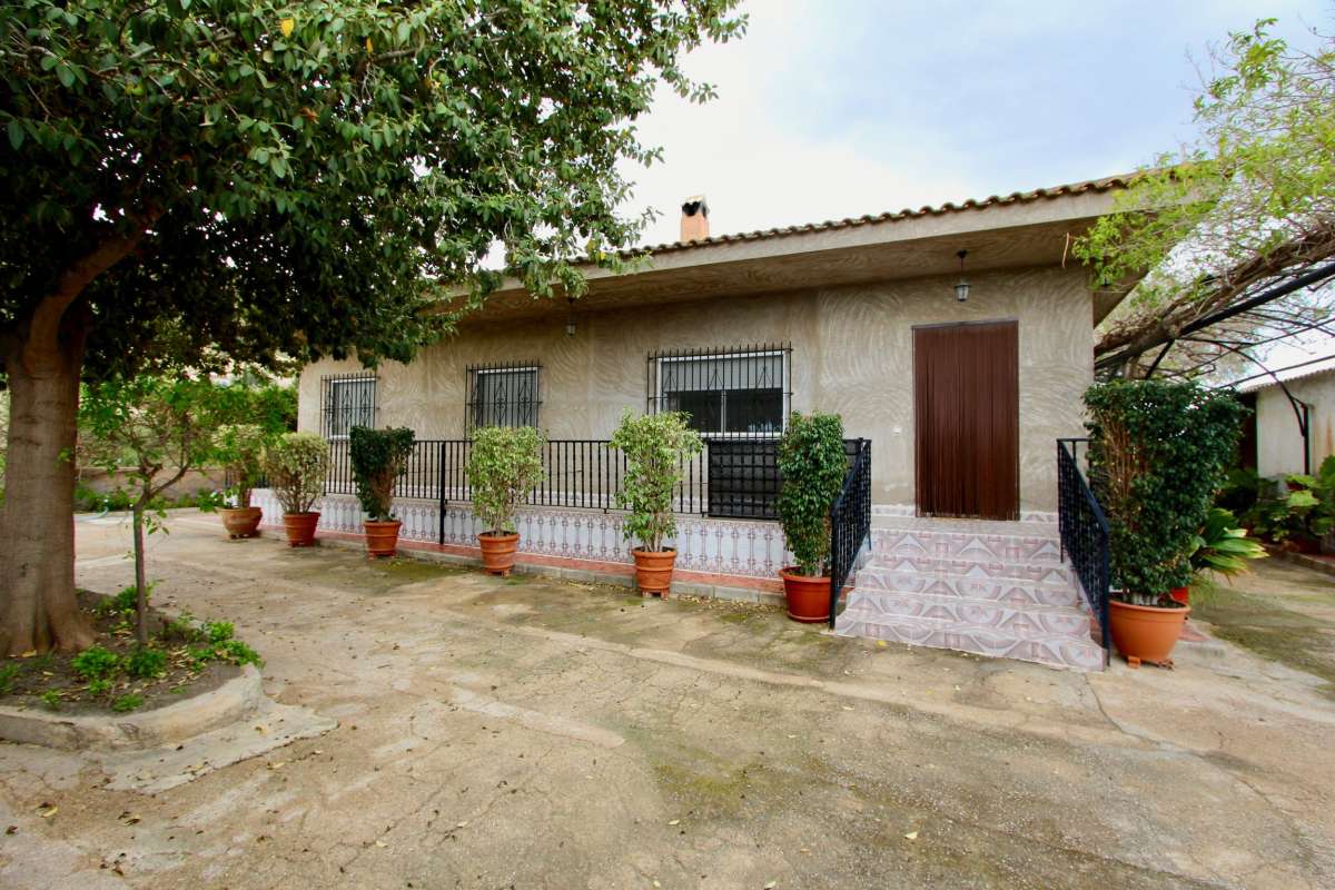 Fantastic villa at Cañadas de San Pedro just around 16km from Murcia city and 30min drive away from - Image 1