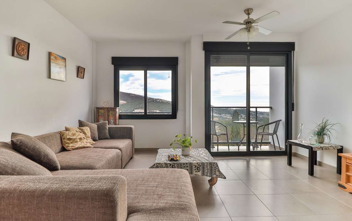 Apartment in a building with an elevator - Image 1