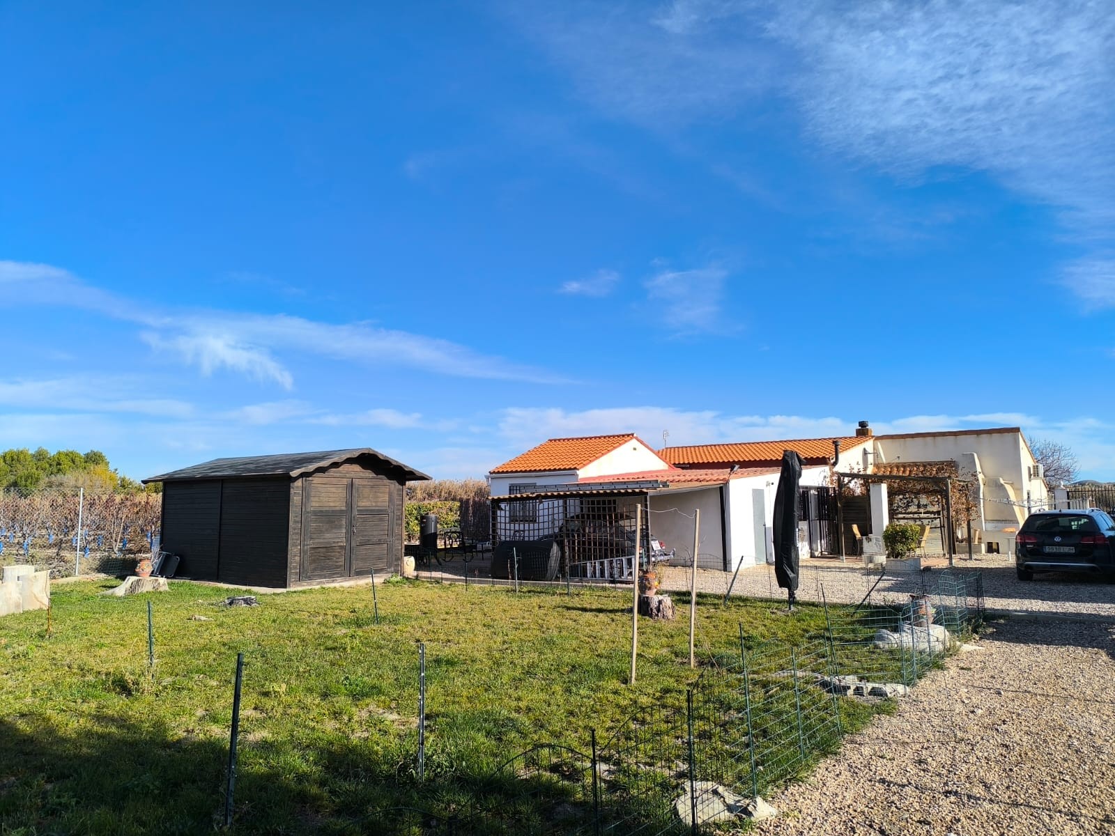 Spacious 5-Bedroom Villa with Guest Studio, Pool & Jacuzzi – Villena, AlicanteThis well-maintained v