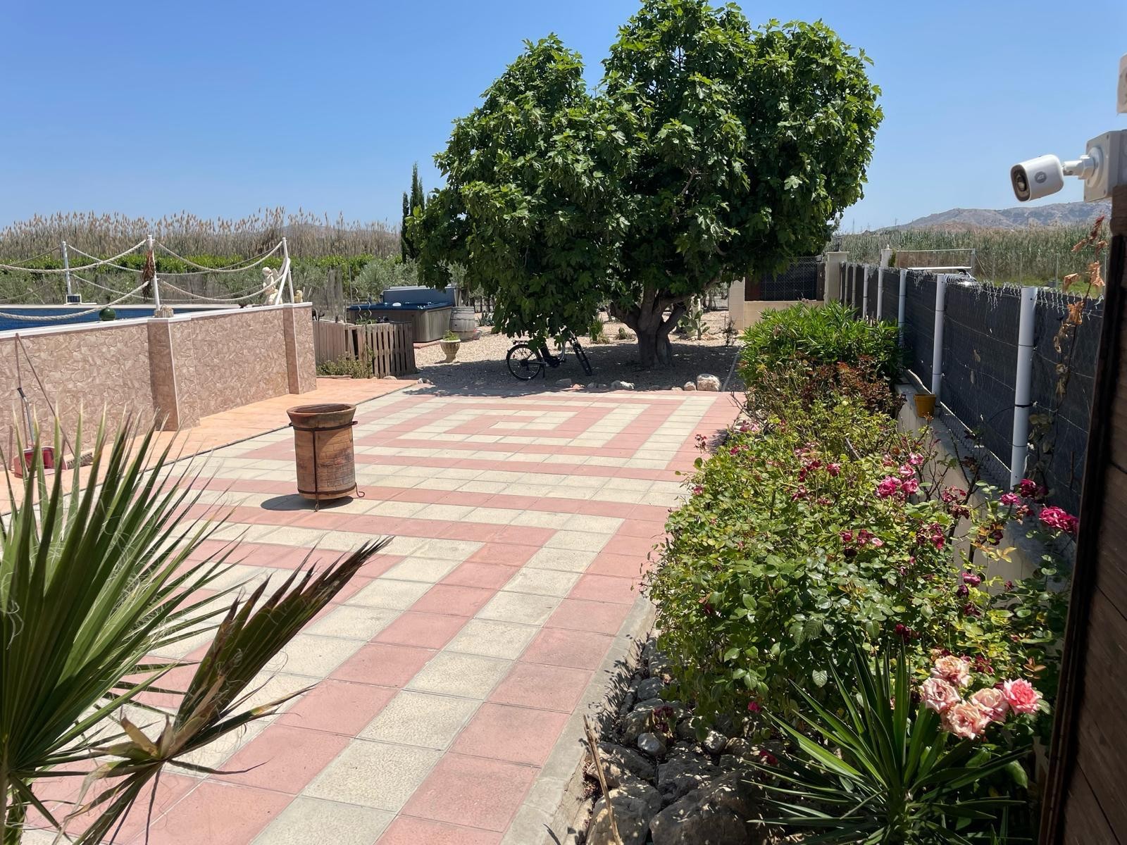 Spacious 5-Bedroom Villa with Guest Studio, Pool & Jacuzzi – Villena, AlicanteThis well-maintained v