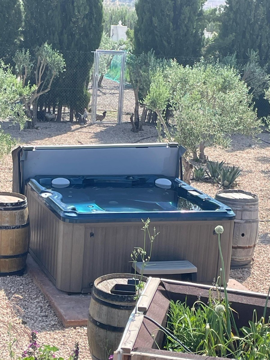 Spacious 5-Bedroom Villa with Guest Studio, Pool & Jacuzzi – Villena, AlicanteThis well-maintained v