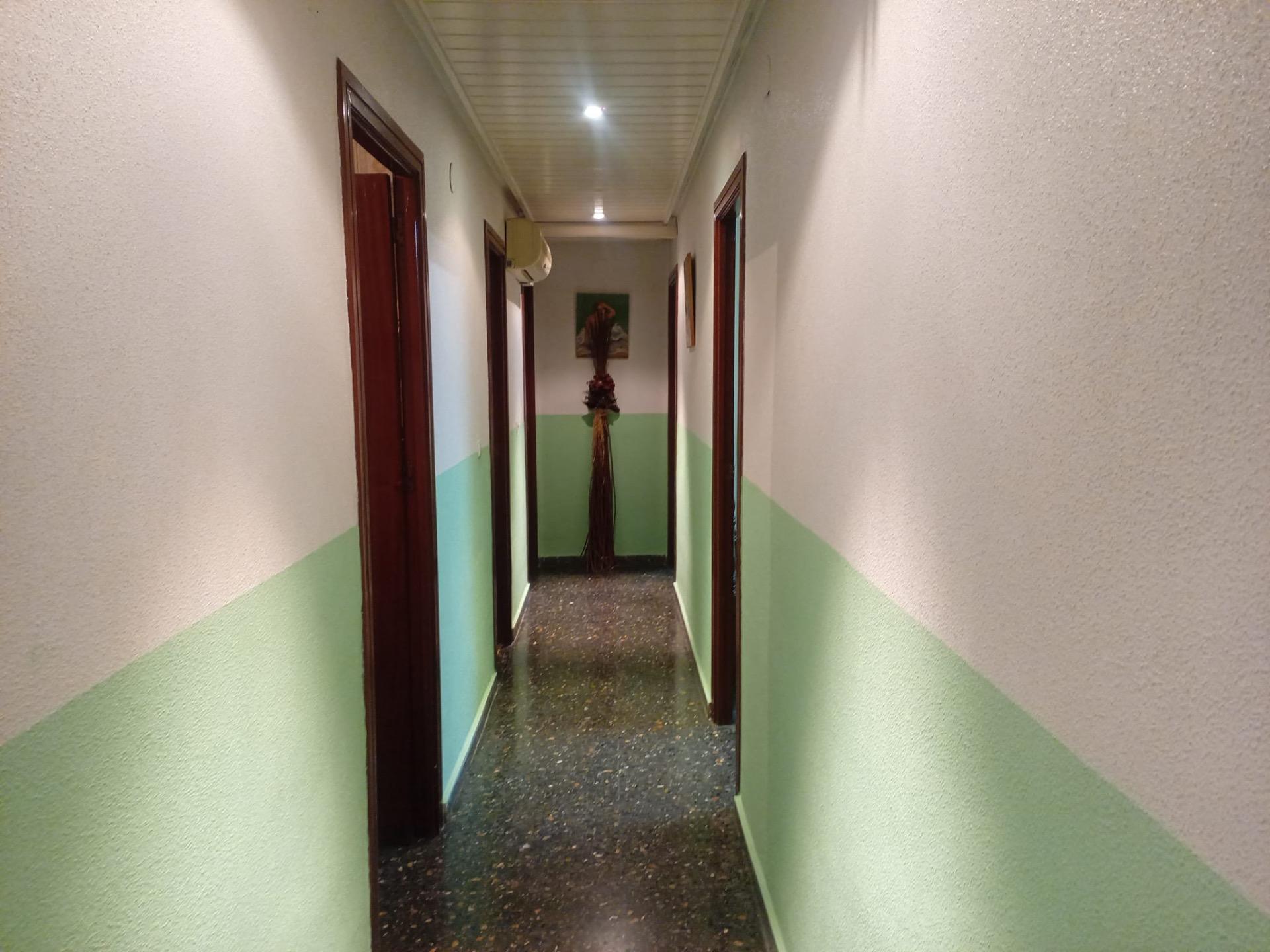 Discover this spacious and bright three-bedroom apartment located in the heart of Orihuela, an unbea