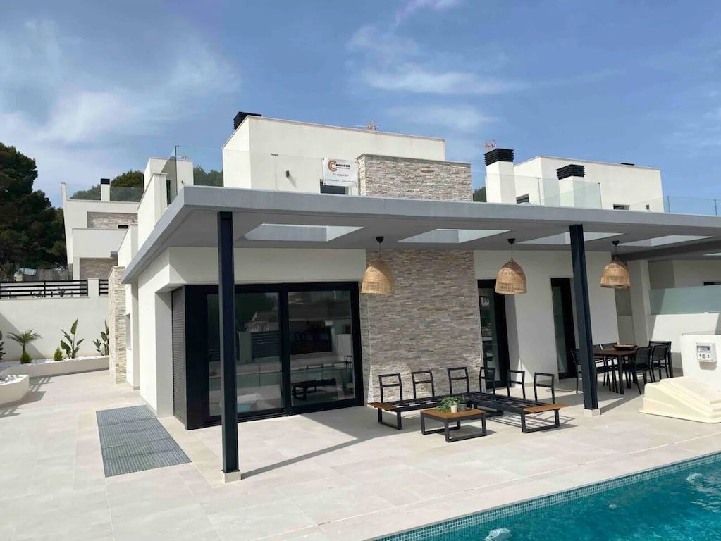 Fully Renovated Luxury Villa in Los Balcones – TorreviejaPremium location | Security | Privacy | Eve - Image 1