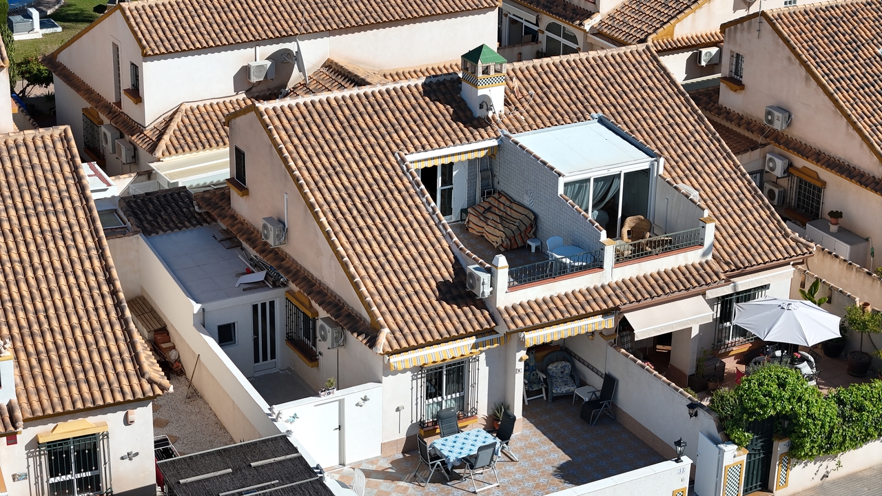 Fantastic opportunity to buy a sunny, south facing bungalow in the heart of La Zenia, just minutes f - Image 1