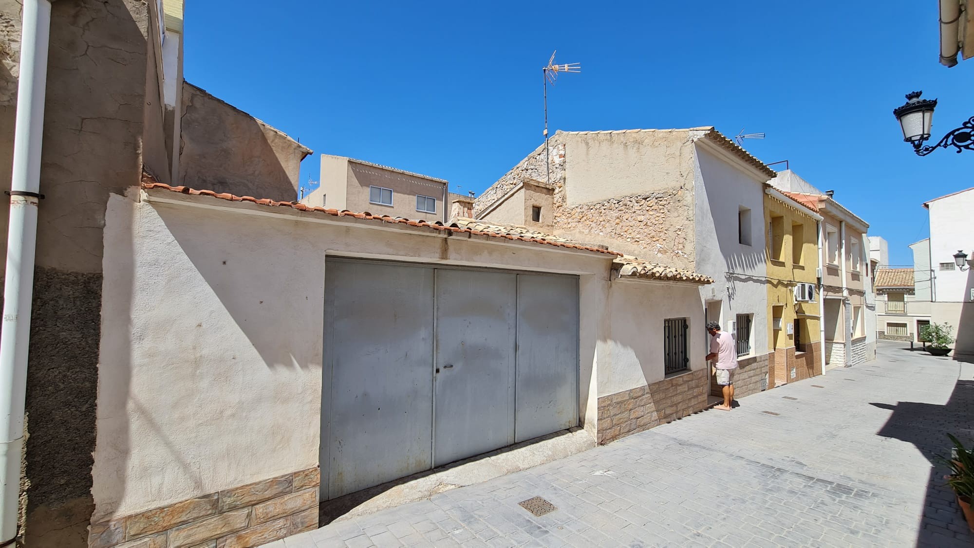 This 4-bedroom, 1-bathroom townhouse in Salinas, Alicante, offers spacious living with the potential - Image 1