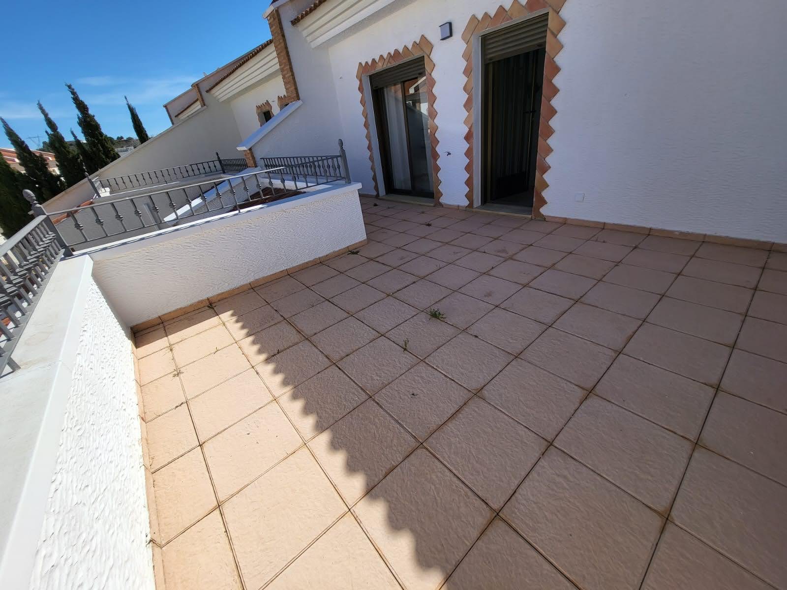 Beautiful and spacious fully renovated villa with 3 bedrooms and 3 bathrooms