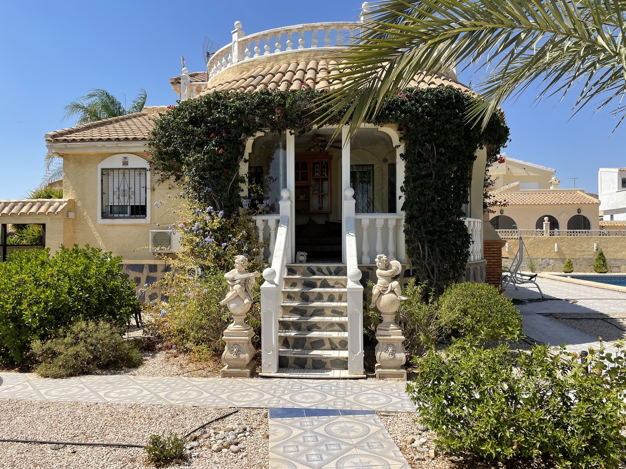 A lovely, detached corner villa with 3 bedrooms, 3 bathrooms and private swimming pool on the final