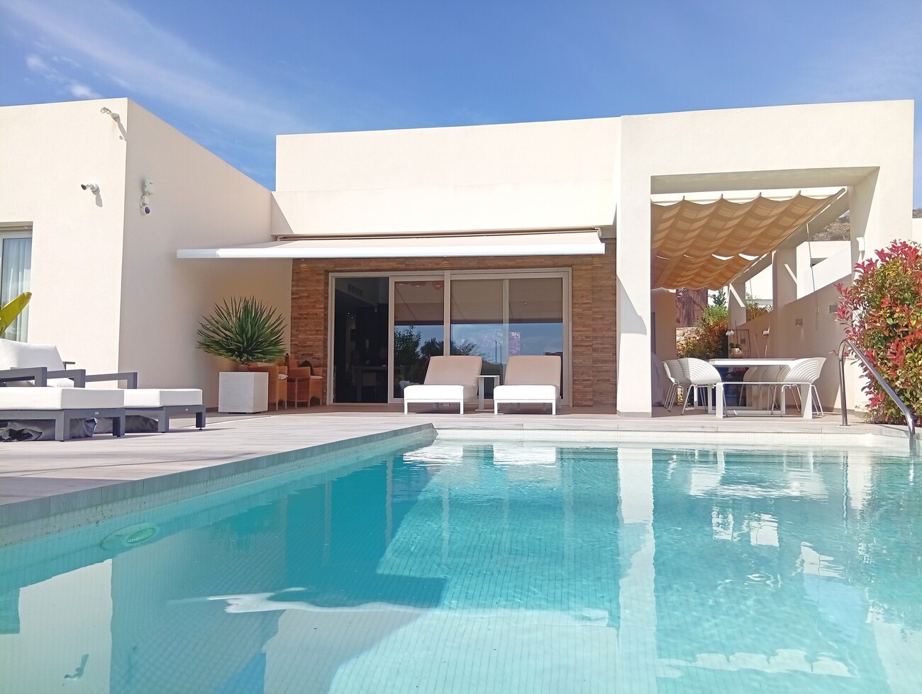 This exclusive resale villa is located on a 500 m² plot in the prestigious urbanisation of La Finca - Image 1