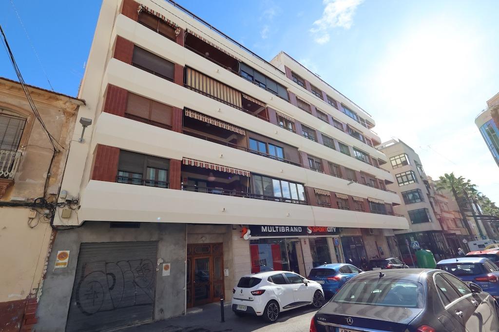 Torrevieja Center – Calle Azorín 3rd-floor south-facing apartment (with elevator) - Image 1