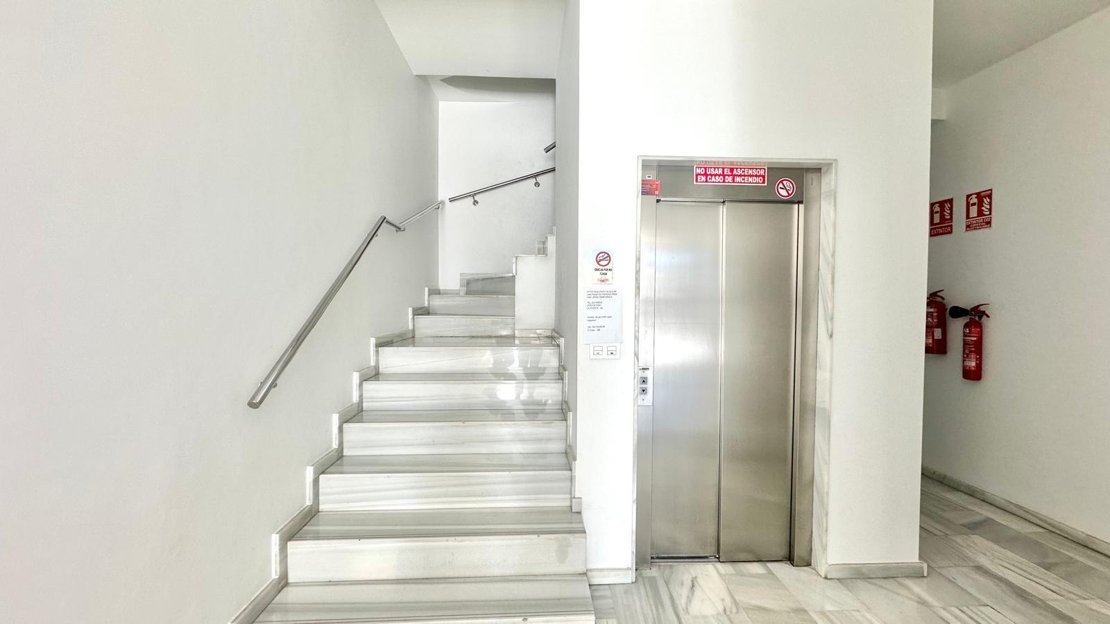 Located in the heart of Torrevieja, specifically in the sought-after Diego Ramírez Pastor area, this - Image 1