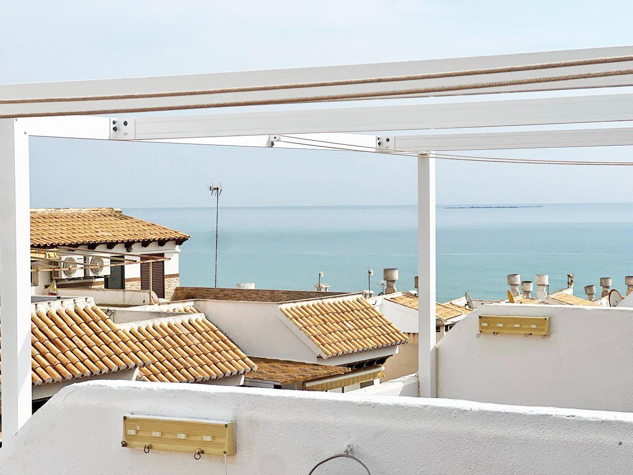 Discover this wonderful duplex flat, located just 100 metres from the beach of Guardamar and next to - Image 1