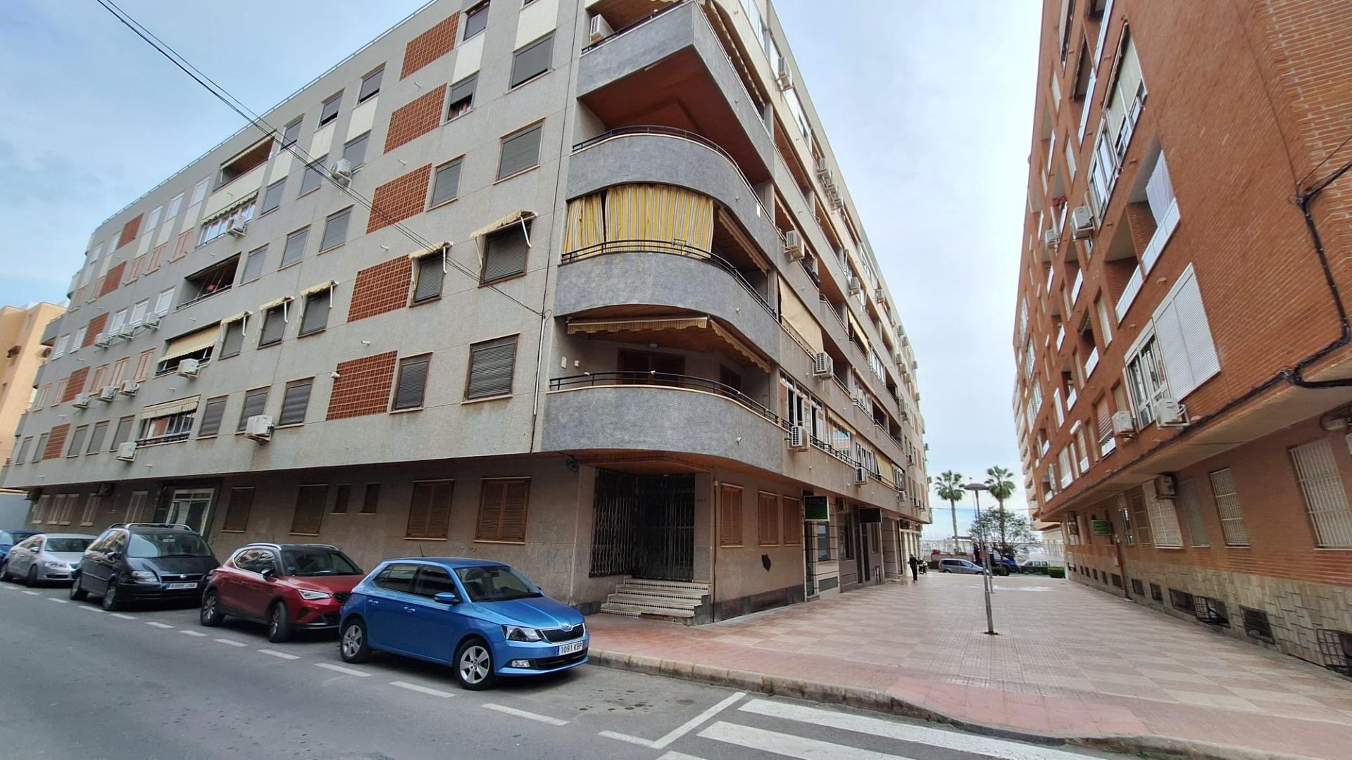 The property is located in one of the main entrances to Torrevieja, where the proximity to the sea a - Image 1