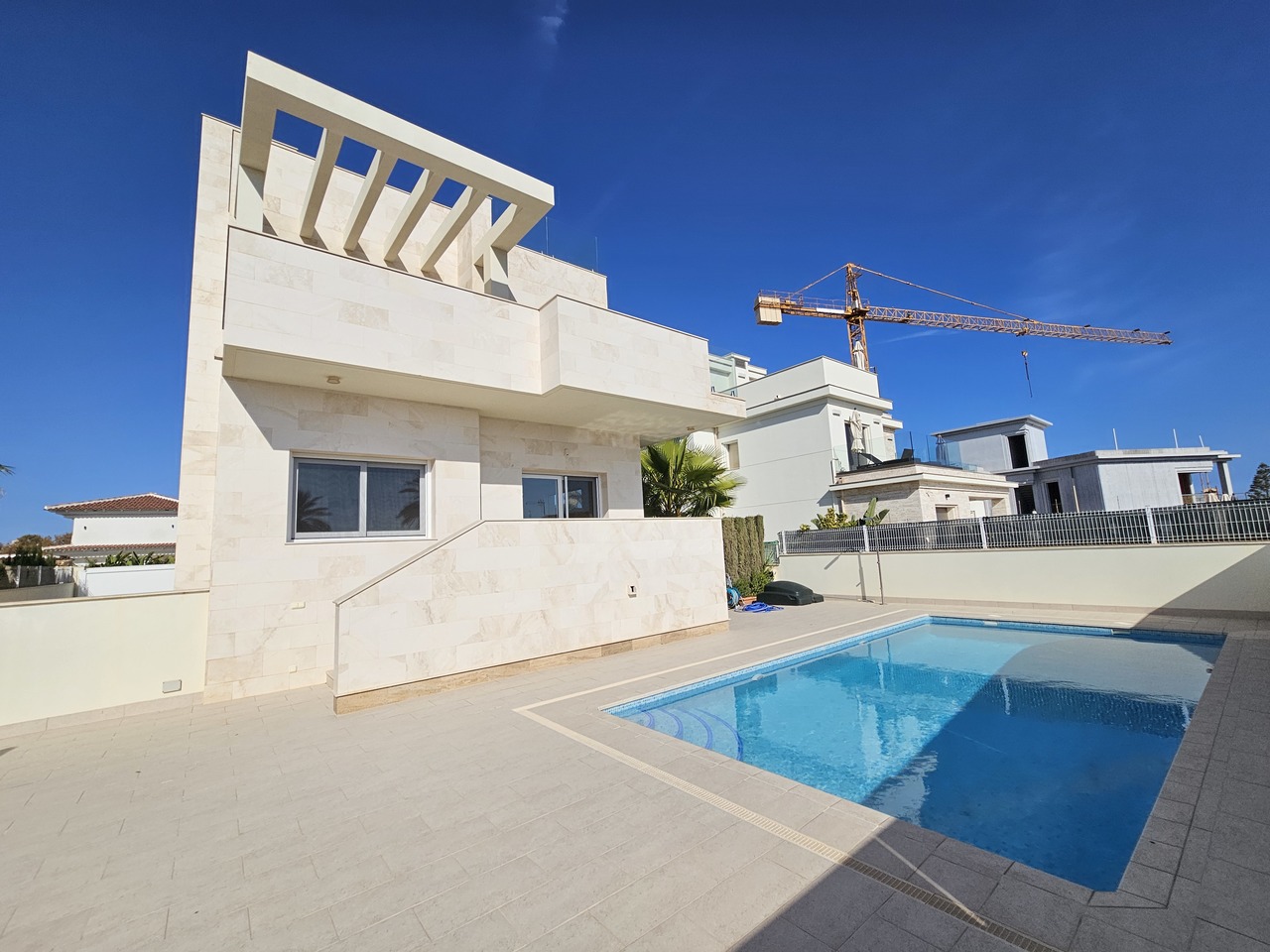 This stunning and modern 5 bedroom, 4 bathrooms detached villa commands a fantastic position in the - Image 1