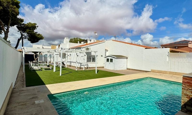 Discover this fantastic opportunity in one of the quietest and most sought-after areas of Torrevieja - Image 1