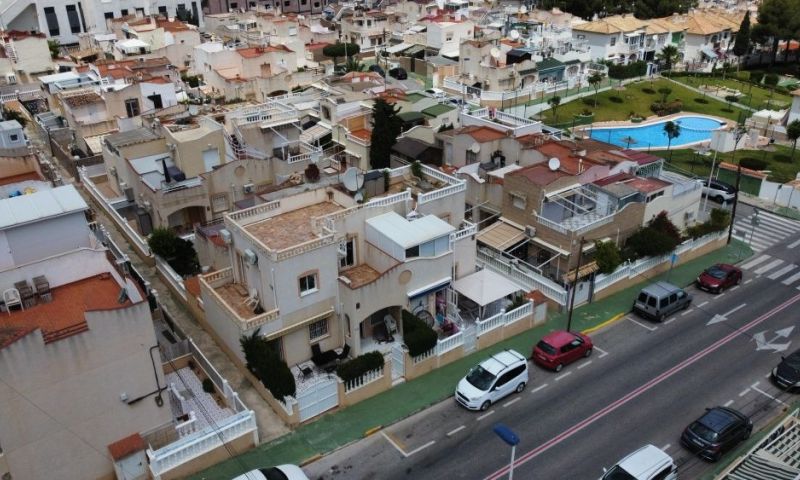 Discover this bright and cozy townhouse located in one of the most sought-after areas of Torrevieja, - Image 1