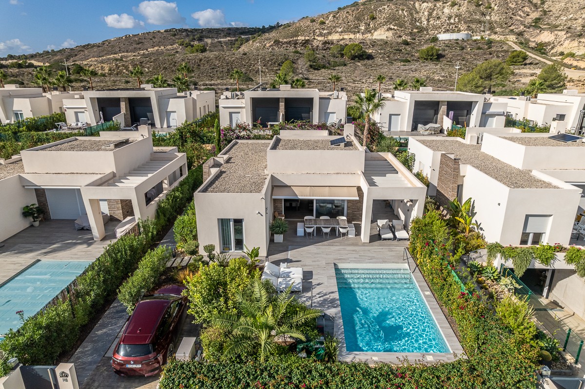 Stunning Detached Villa with high-end extra´s at La Finca Golf Resort – Algorfa This unique villa, s - Image 1
