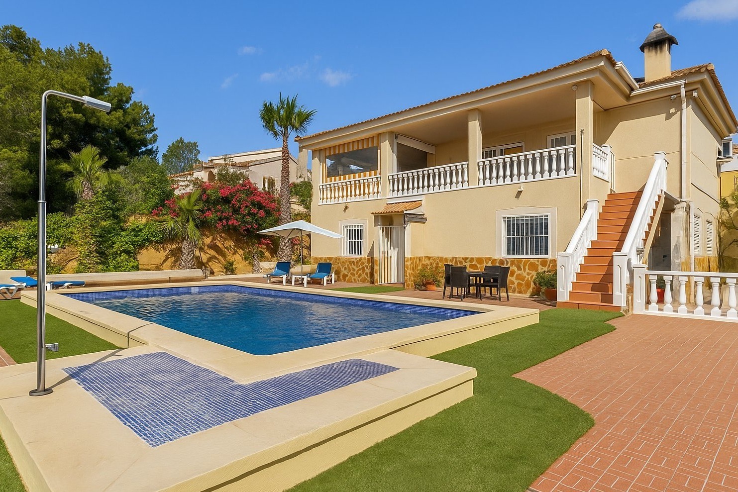 Spacious and elegant villa located in the sought-after area of Lomas de Juliana, known as the “Bever - Image 1