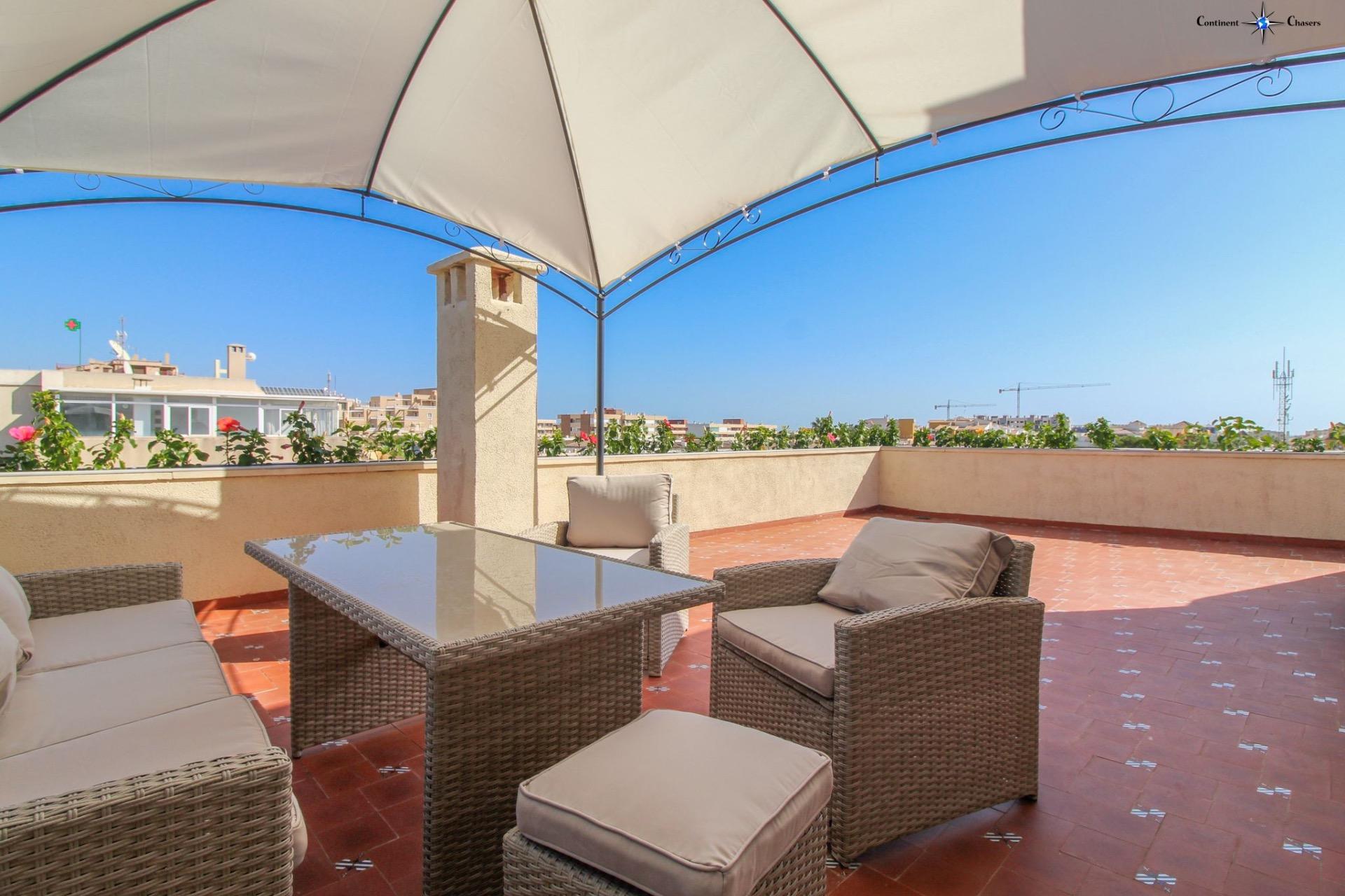Discover this stunning penthouse located in the exclusive Punta Prima area of ​​Torrevieja - Image 1