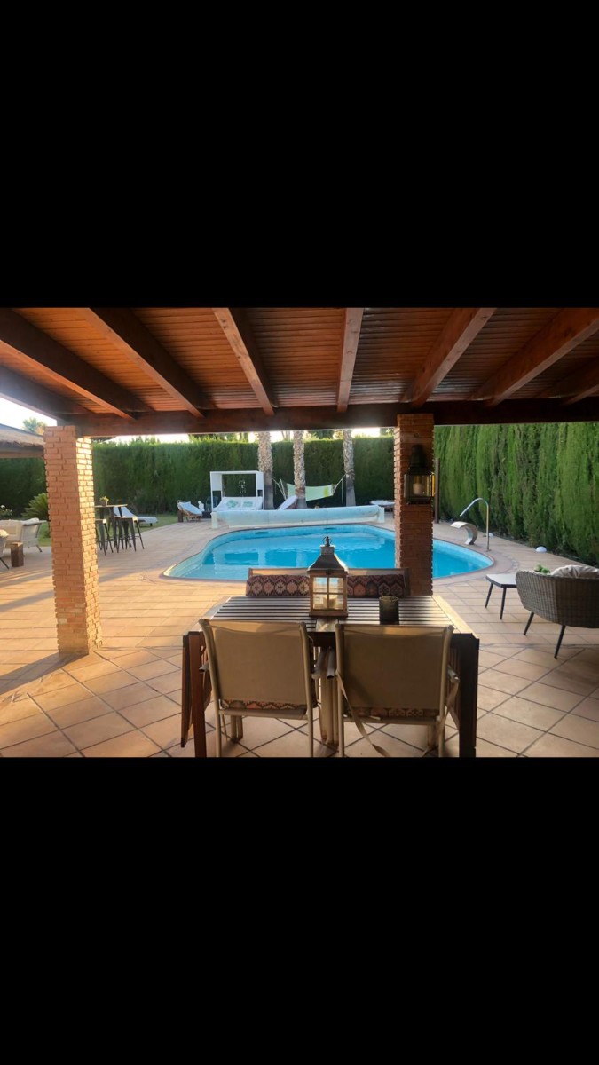 We have for sale a privileged villa, in the best area of Elda, and more valued in price - Image 1