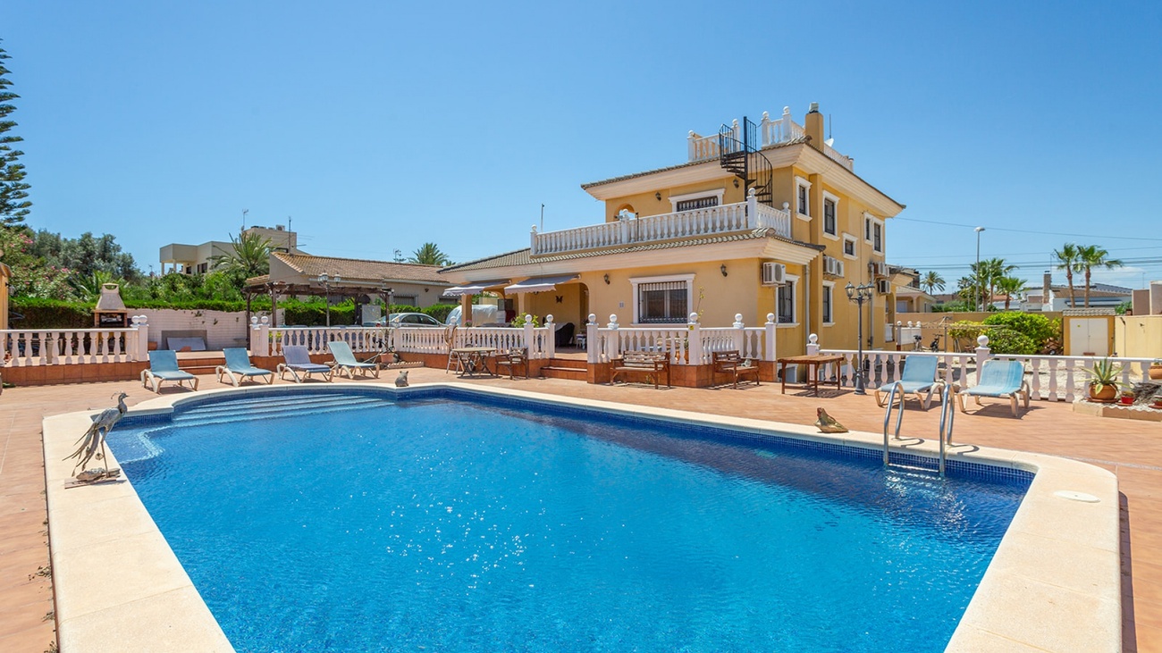 An impressive 6-bedroom, 6-bathroom detached villa set on a 1,040 m² plot in the exclusive area of L