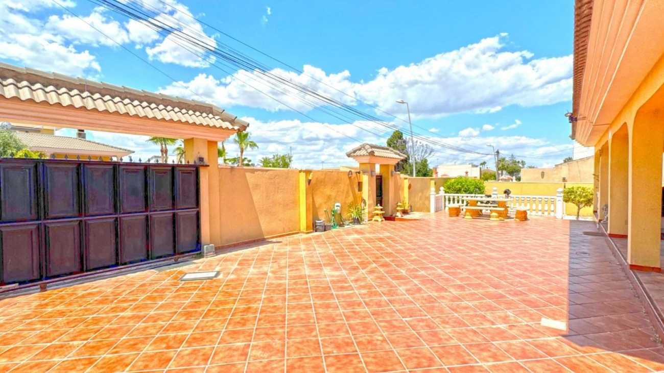 An impressive 6-bedroom, 6-bathroom detached villa set on a 1,040 m² plot in the exclusive area of L