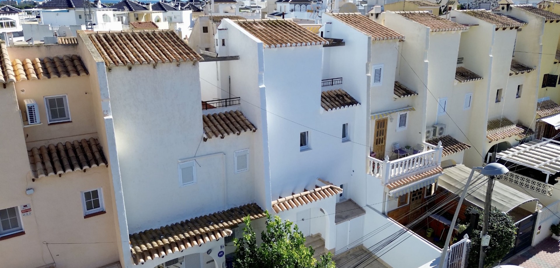 This renovated townhouse is located in the popular residential area of Los Balcones – Los Altos del - Image 1