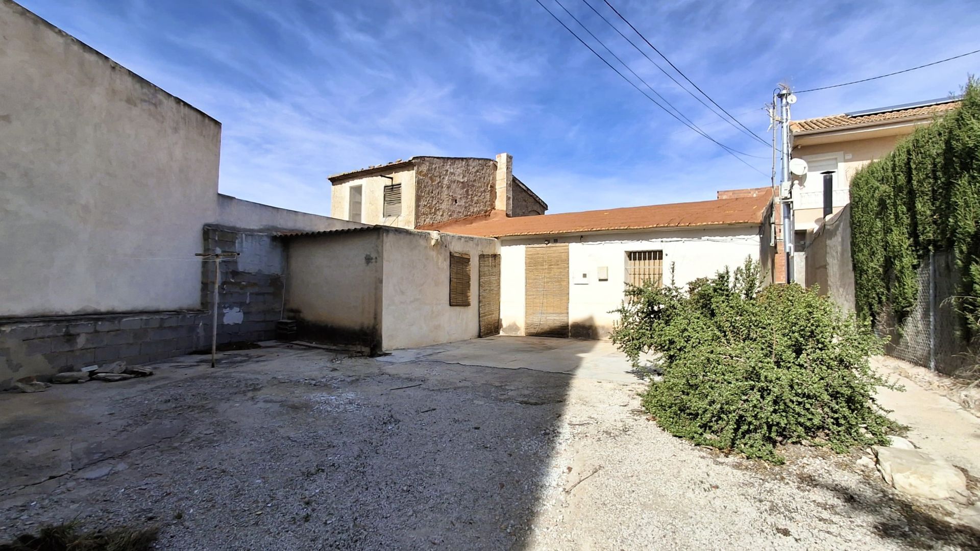 This charming 101 m² house with a 112 m² outdoor area in the village of Mahoya (municipality Abanill - Image 1