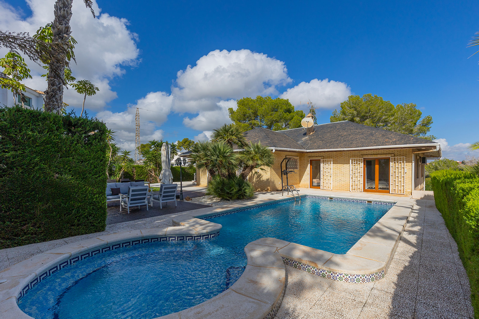 This magnificent house is located in the Las Filipinas area (Villamartín urbanization) on a large pl - Image 1