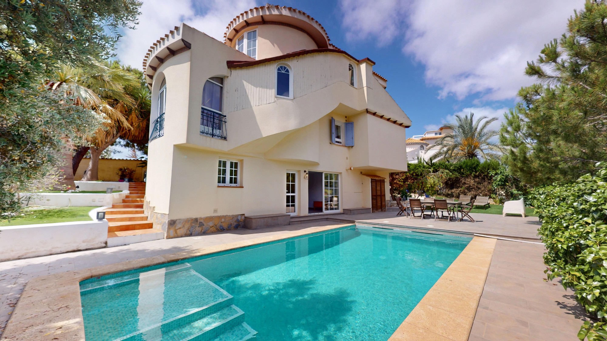 This spacious and move-in ready villa in Orihuela Costa offers everything needed for comfortable liv - Image 1
