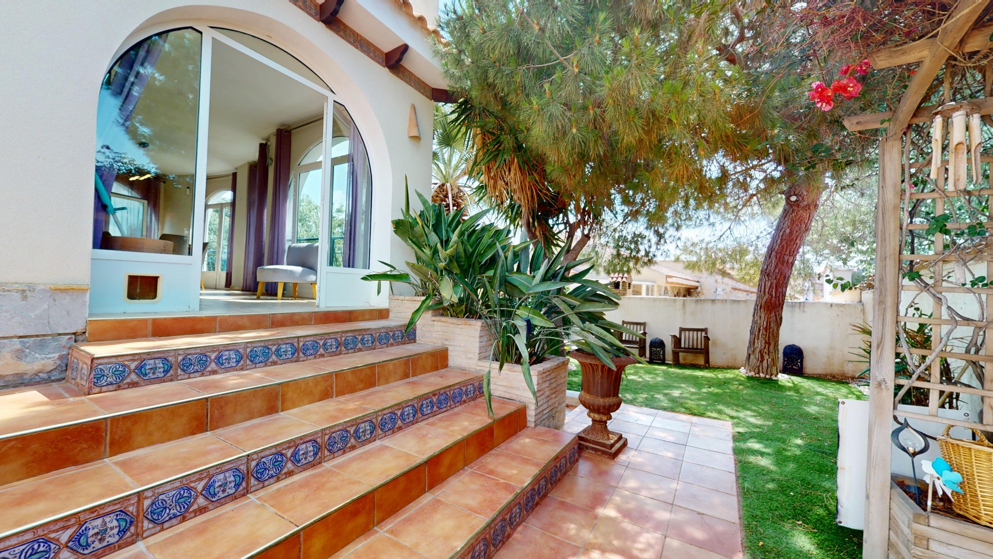 This spacious and move-in ready villa in Orihuela Costa offers everything needed for comfortable liv