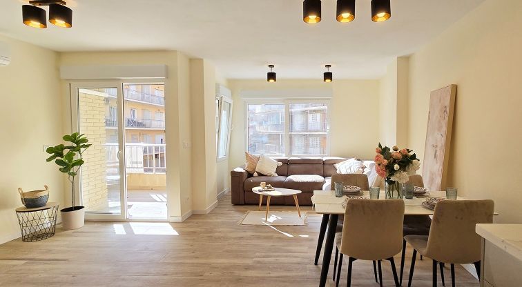 Se vende un singular apartamento de 77 m² completamente reformado en una de las mejores ubicaciones - Image 1