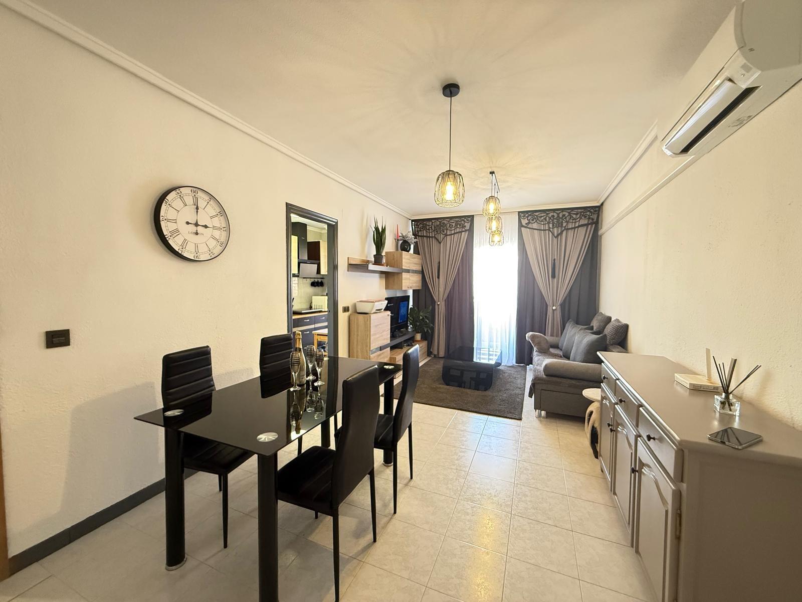 Refurbished one-bedroom flat with terrace and garage in Torrevieja This renovated flat combines comf - Image 1