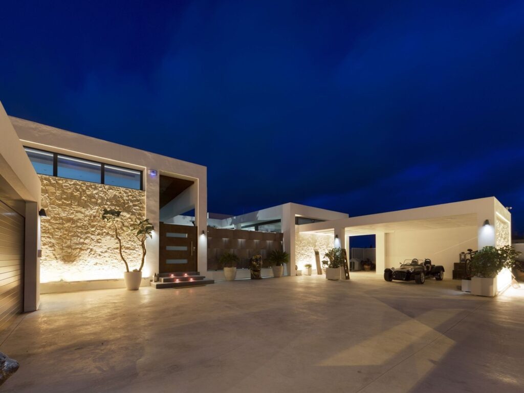 This is a fantastic opportunity to buy a unique and luxurious designer villa built by one of the bes - Image 1