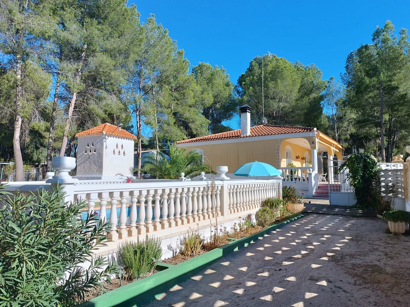 Discover this wonderful detached villa set on a beautifully fenced plot of 1,270 m², offering comfor - Image 1