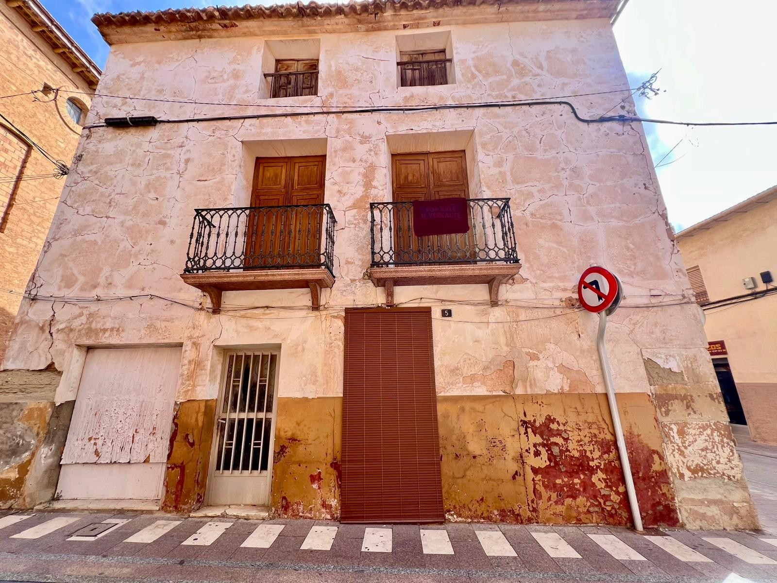 Located in the very centre of Pinoso, on a street surrounded by all amenities, this large corner pro - Image 1