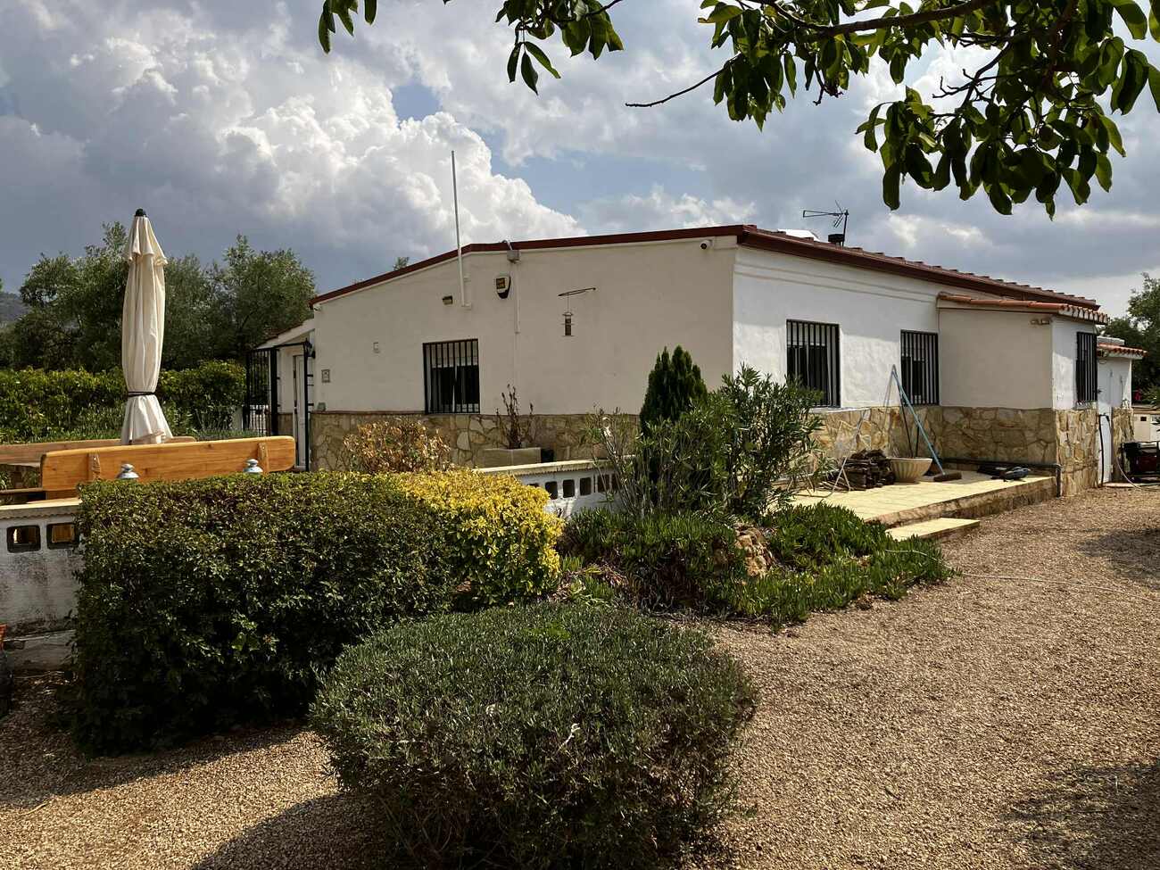 Discover this charming country house on one level located in Biar, in the province of Alicante