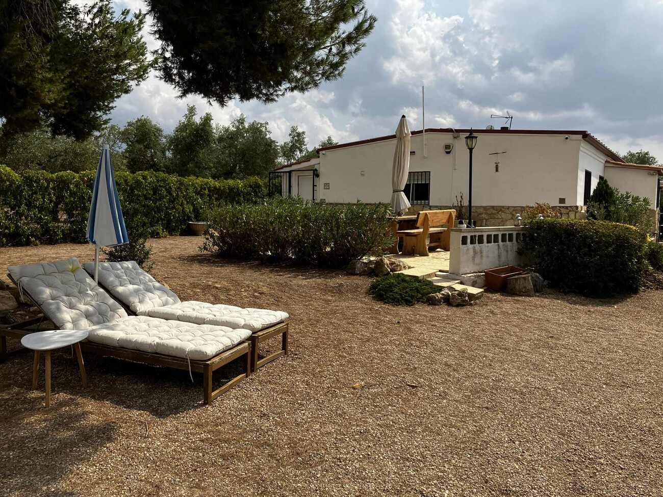 Discover this charming country house on one level located in Biar, in the province of Alicante