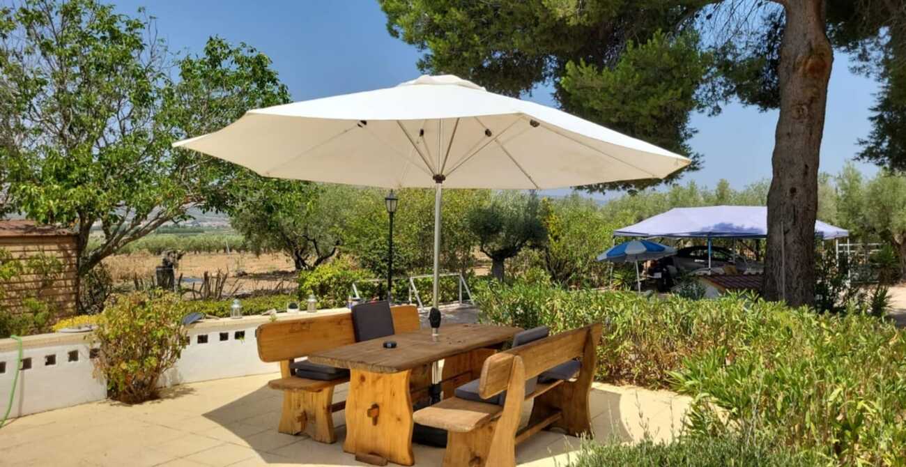 Discover this charming country house on one level located in Biar, in the province of Alicante