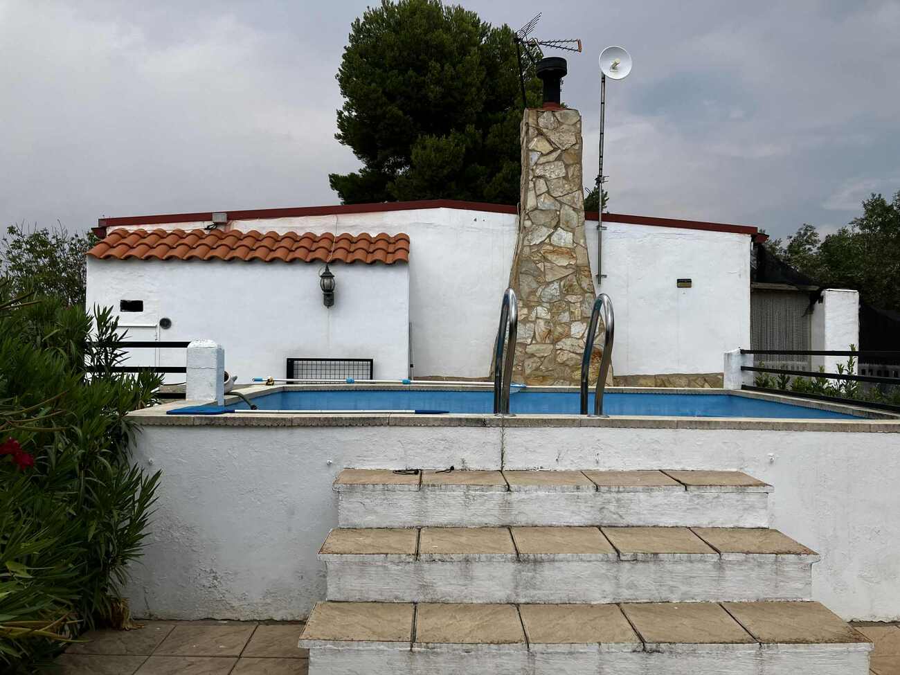 Discover this charming country house on one level located in Biar, in the province of Alicante