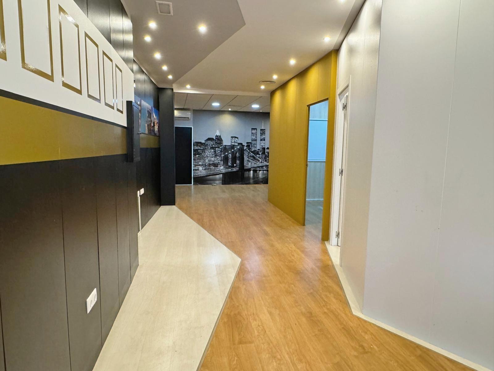 Spacious 112 m² commercial unit (according to the land registry) located in one of the busiest and m - Image 1