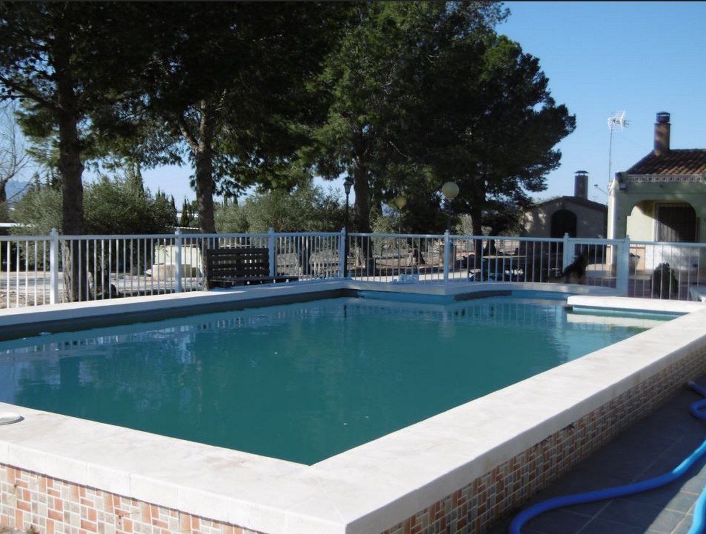 This attractive villa is set on a fully fenced plot of 4,700 m², accessed via a motorized entrance g - Image 1