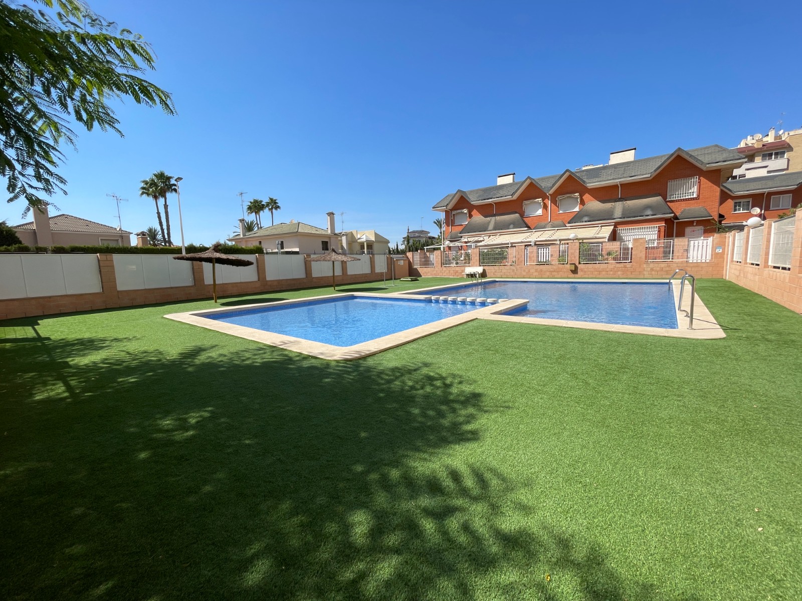Exclusive Townhouse in Elche Discover this magnificent townhouse with 4 bedrooms and 3 bathrooms, lo - Image 1