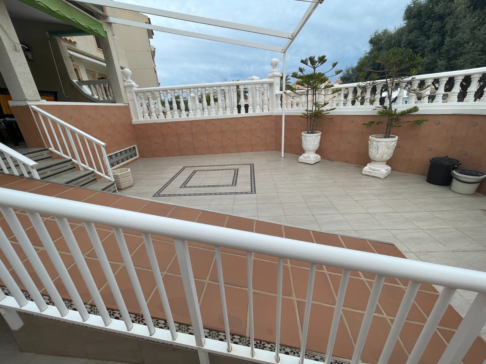 Exclusive townhouse in one of the best areas of Guardamar, just 300 meters from the beach We present - Image 1