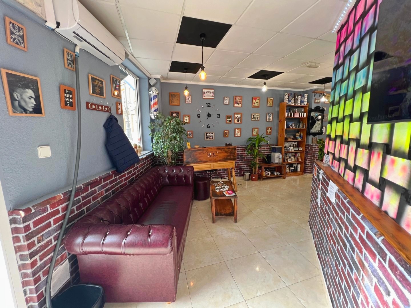 A commercial property in excellent condition with high-quality finishes is available for sale - Image 1