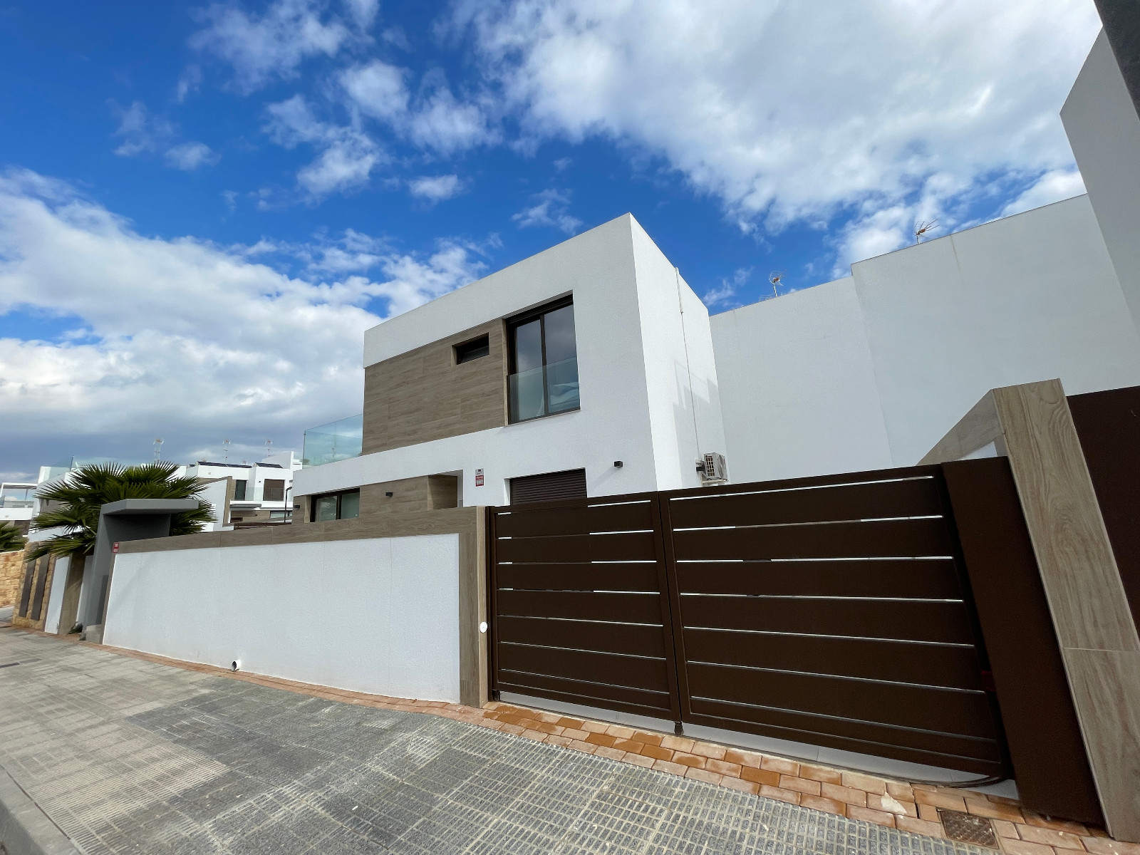 This modern and stylish three-bedroom villa in Benijofar, built in 2022, is centrally located, only - Image 1
